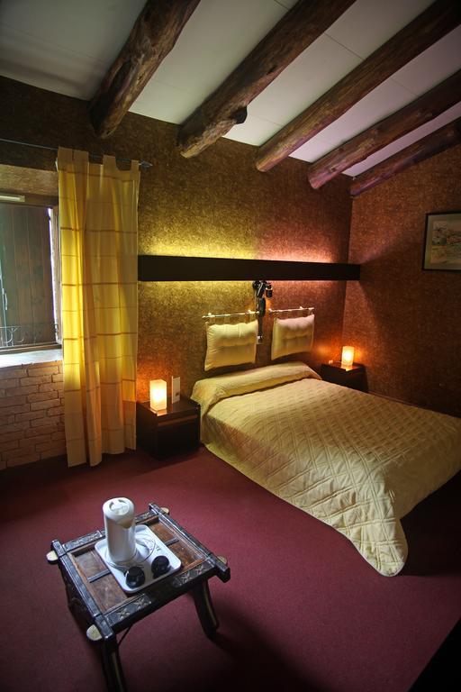 Logis Auberge Du Peras Saint-Jean-du-Gard Ruang foto