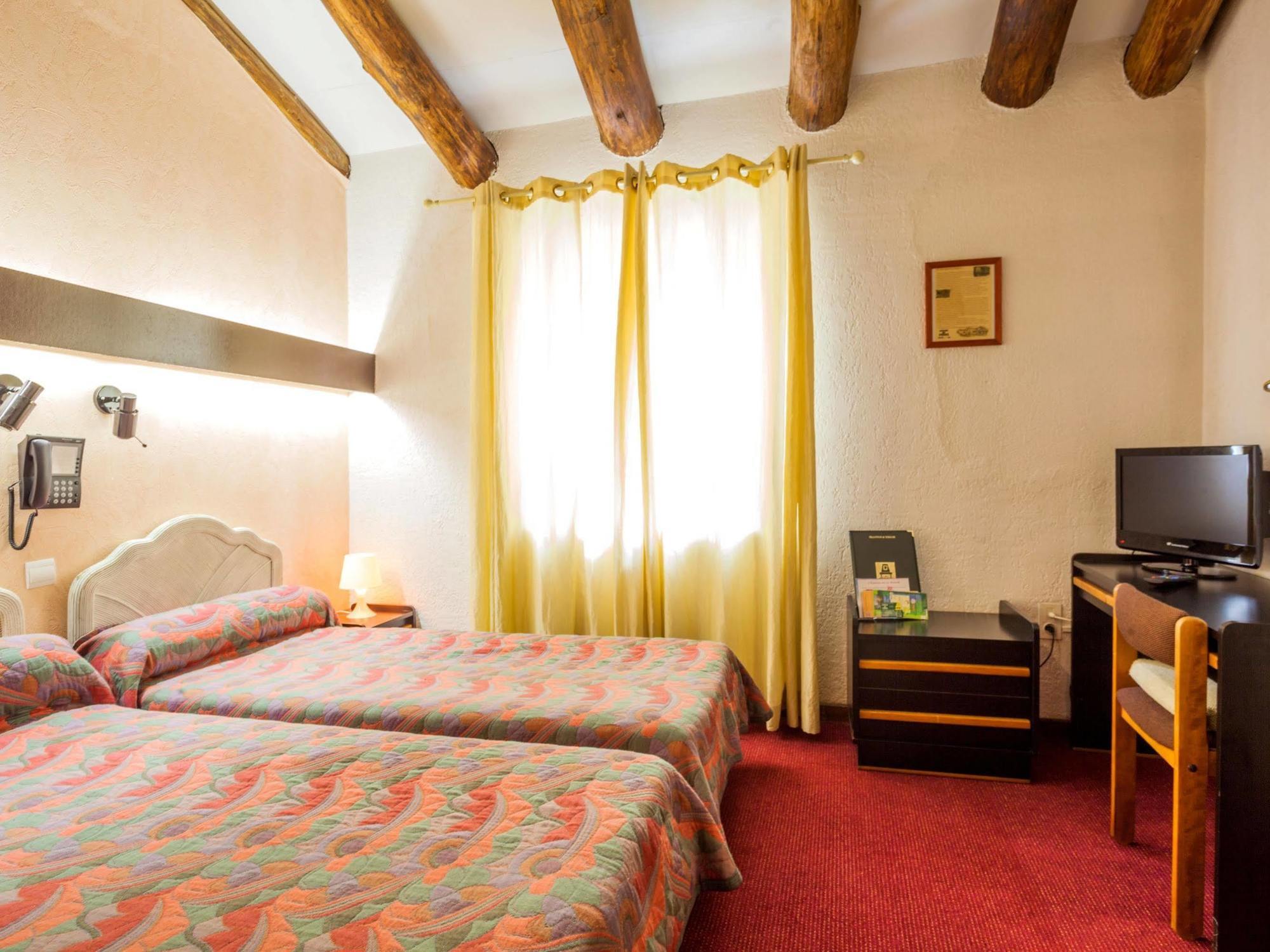 Logis Auberge Du Peras Saint-Jean-du-Gard Bagian luar foto